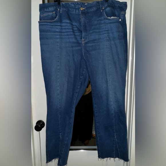 GOOD AMERICAN- Good Curve Straight Jean- curves for days!! - Picture 2 of 5